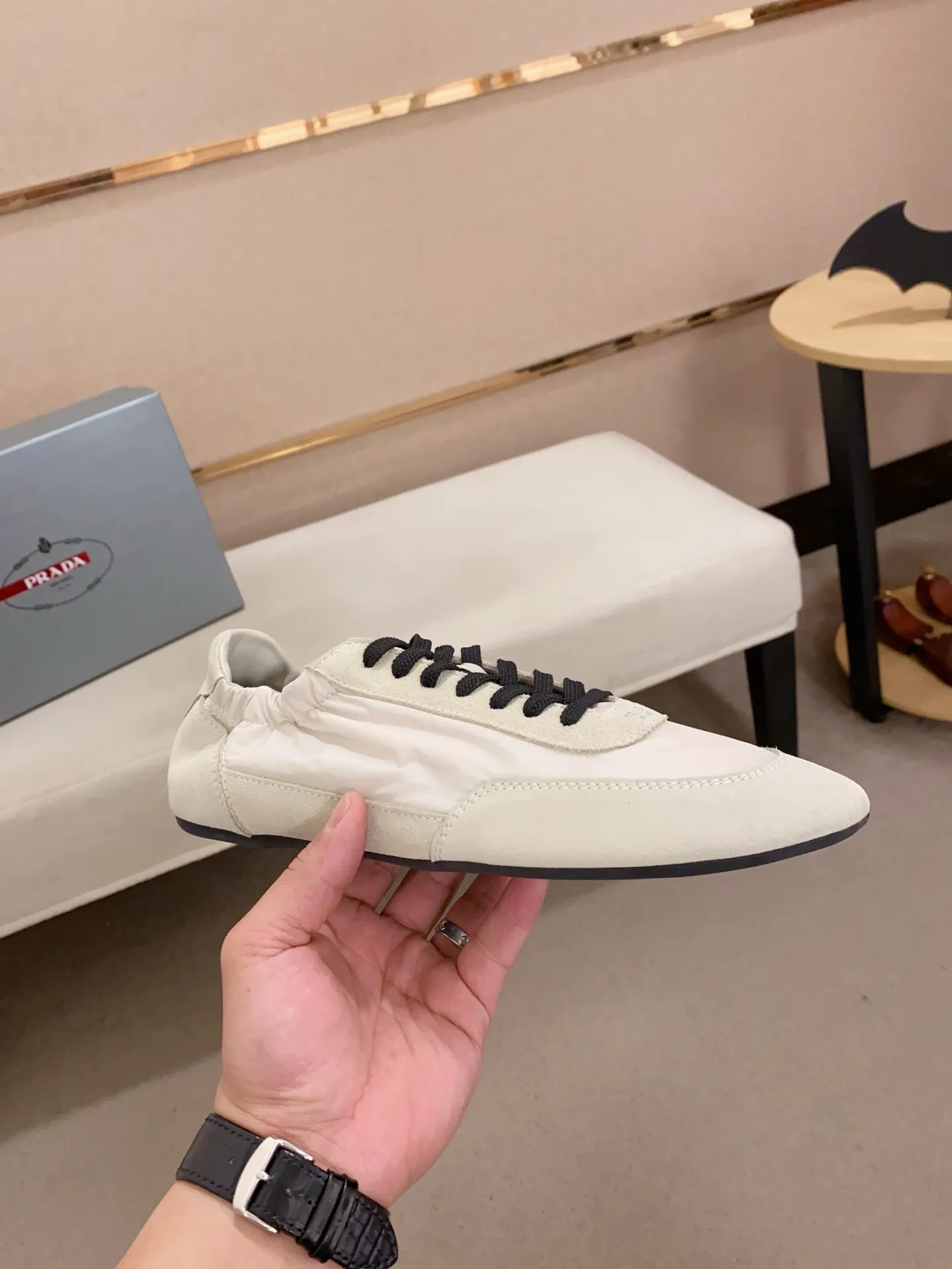 Men's shoes 💰 500💰 ✔️✔️✔️High version High-quality new PRADA counters are launched simultaneously. The new men's shoes and 😘fabrics are selected from first-layer cow suede and waterproof fabrics, and are made by pure handicrafts. Lining: Full sheepskin lining. 👍🏿 High-end ☄️ air-cushion molded anti-slip rubber outsole, exquisite lines, simple and elegant, comfortable and high-end for leisure travel. Number of yards: 38 to 44. Can be customized45